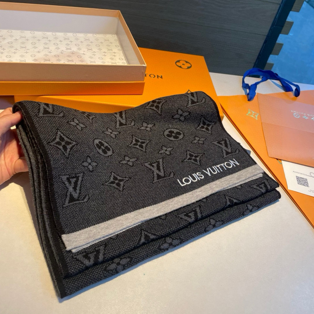Louis Vuitton 男士福利 3D Monogram 围巾依托精湛针织工艺 为路易威登 元素勾勒摩登撞色轮廓