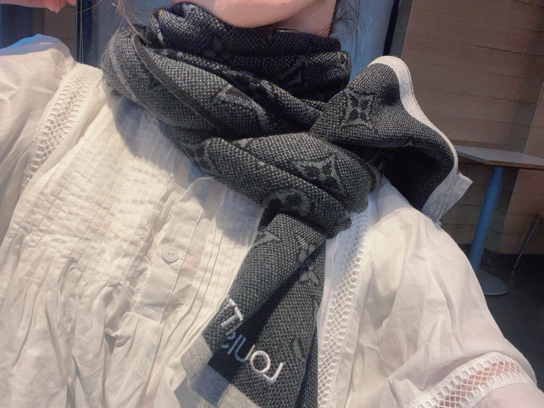 Louis Vuitton 男士福利 3D Monogram 围巾依托精湛针织工艺 为路易威登 元素勾勒摩登撞色轮廓