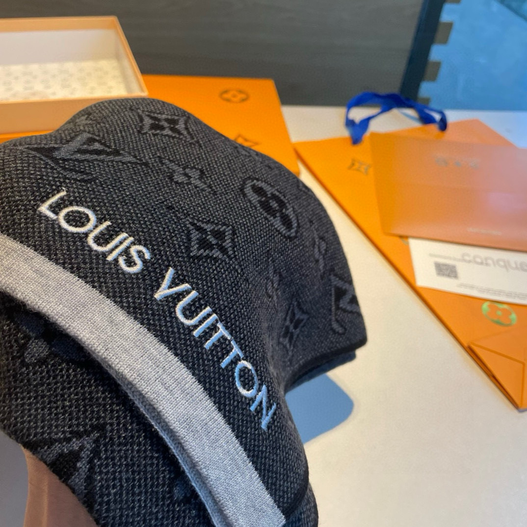 Louis Vuitton 男士福利 3D Monogram 围巾依托精湛针织工艺 为路易威登 元素勾勒摩登撞色轮廓