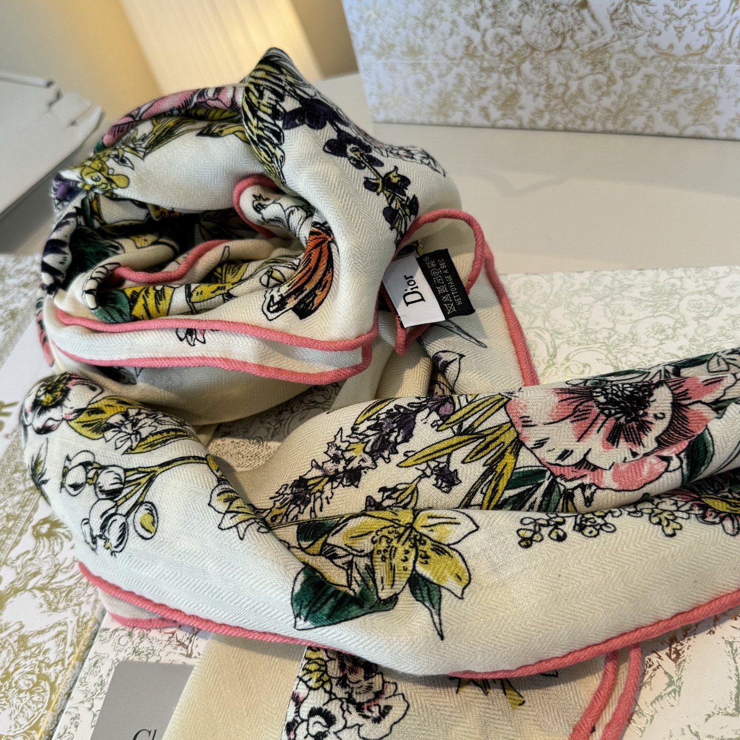 Dior 新款 140丝绒方巾双面同色（ 同步Dior 迪奥）‼ 抢‼ VIP推荐 ‼ 下手一定要快高端 大爱 ‼ 纯羊绒 婴儿触感舒服到飞 女人尤物 货极少 四季都可以用‼ 真心美的让人非常非常心动 上身效果简直美翻了 品质非常完美‼ 整个围巾给人 气场的同时又非常 秀丽绝对值得入手的新款‼ 实物一拿到就会庆幸自己是女人的绝美好货 值得品鉴‼ 完美气质品味Ditails首选VIP们 上‼ 尺寸：140cm*140cm