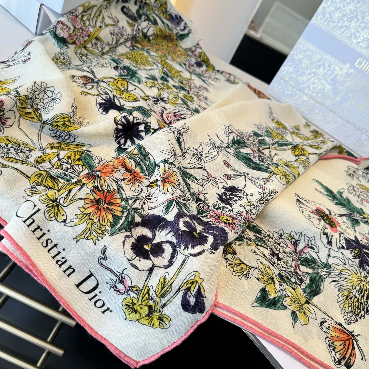 Dior 新款 140丝绒方巾双面同色（ 同步Dior 迪奥）‼ 抢‼ VIP推荐 ‼ 下手一定要快高端 大爱 ‼ 纯羊绒 婴儿触感舒服到飞 女人尤物 货极少 四季都可以用‼ 真心美的让人非常非常心动 上身效果简直美翻了 品质非常完美‼ 整个围巾给人 气场的同时又非常 秀丽绝对值得入手的新款‼ 实物一拿到就会庆幸自己是女人的绝美好货 值得品鉴‼ 完美气质品味Ditails首选VIP们 上‼ 尺寸：140cm*140cm