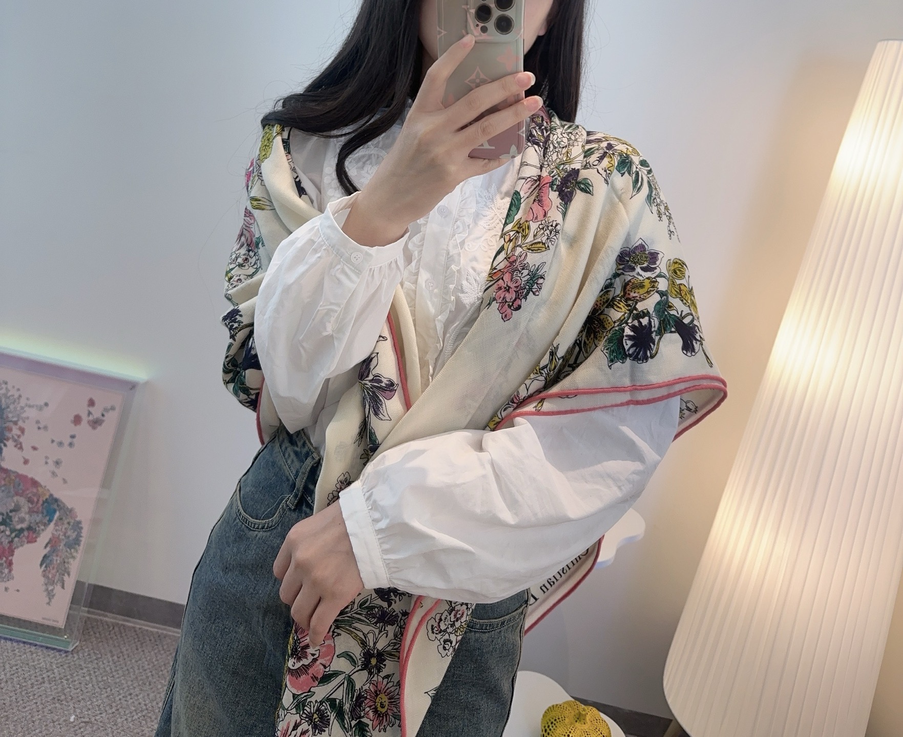 Dior 新款 140丝绒方巾双面同色（ 同步Dior 迪奥）‼ 抢‼ VIP推荐 ‼ 下手一定要快高端 大爱 ‼ 纯羊绒 婴儿触感舒服到飞 女人尤物 货极少 四季都可以用‼ 真心美的让人非常非常心动 上身效果简直美翻了 品质非常完美‼ 整个围巾给人 气场的同时又非常 秀丽绝对值得入手的新款‼ 实物一拿到就会庆幸自己是女人的绝美好货 值得品鉴‼ 完美气质品味Ditails首选VIP们 上‼ 尺寸：140cm*140cm