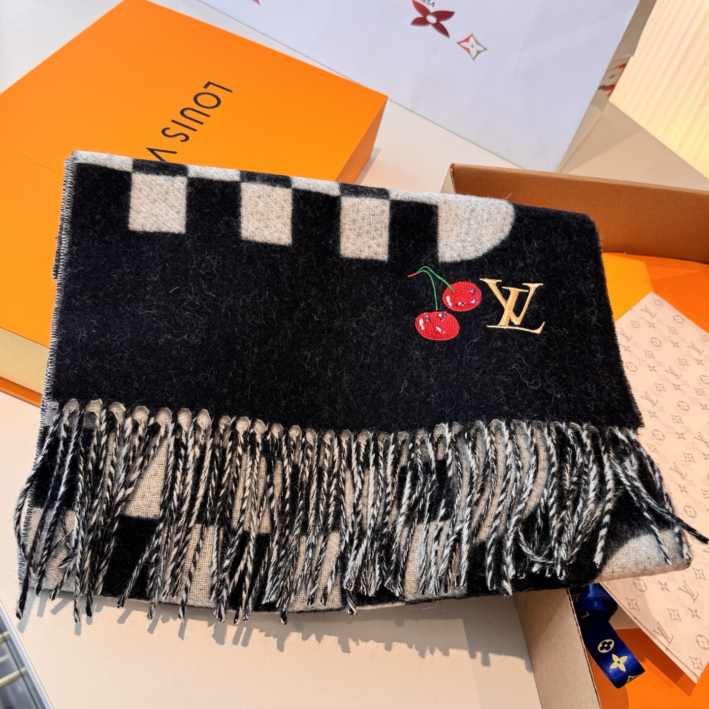 Louis Vuitton 樱桃围巾 的要疯掉了 太有型太有魅力了 非常斯文 的秋冬单品 真的很喜欢 非常Classical的男款设计
