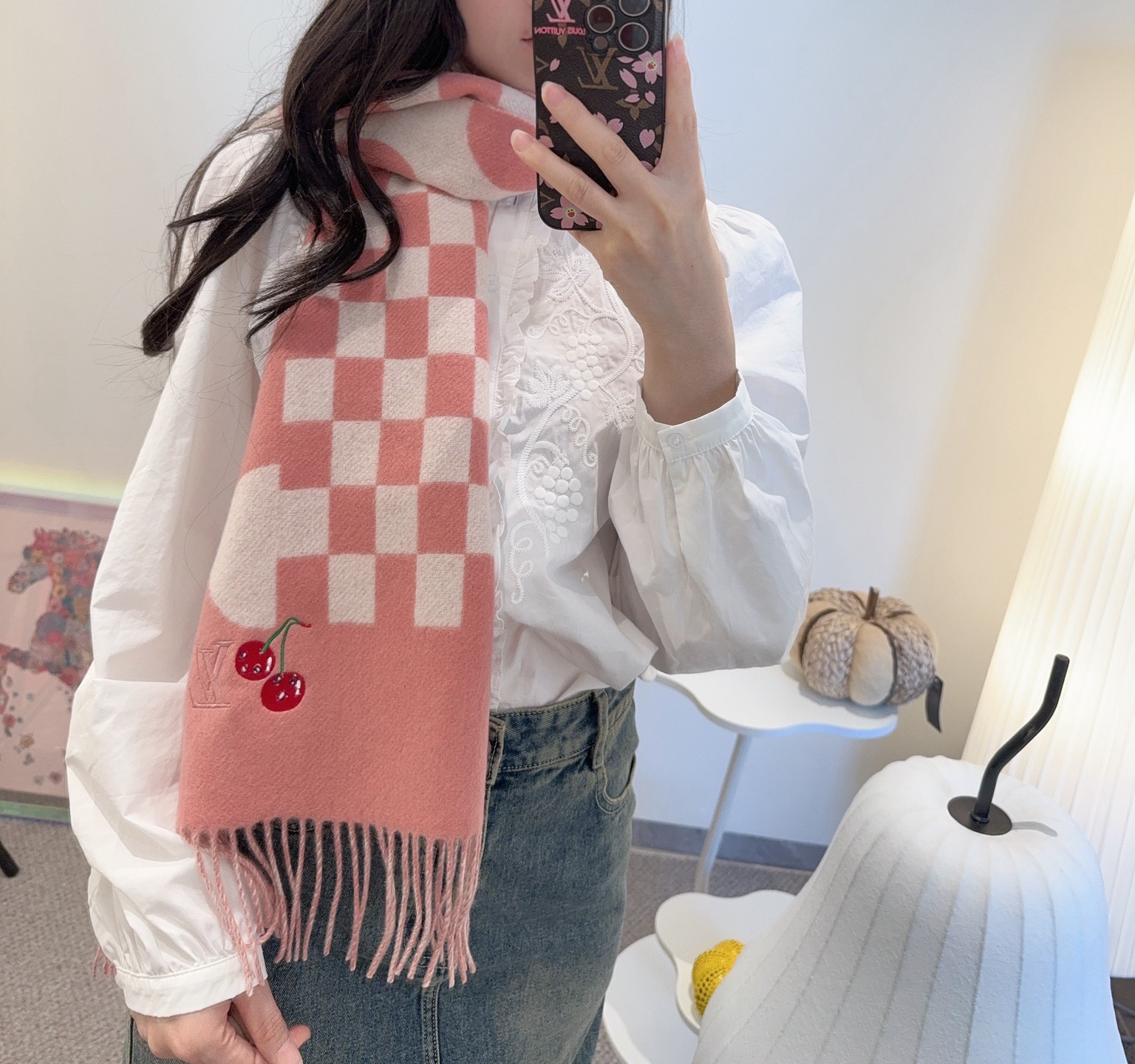 Louis Vuitton 樱桃围巾 的要疯掉了 太有型太有魅力了 非常斯文 的秋冬单品 真的很喜欢 非常Classical的男款设计