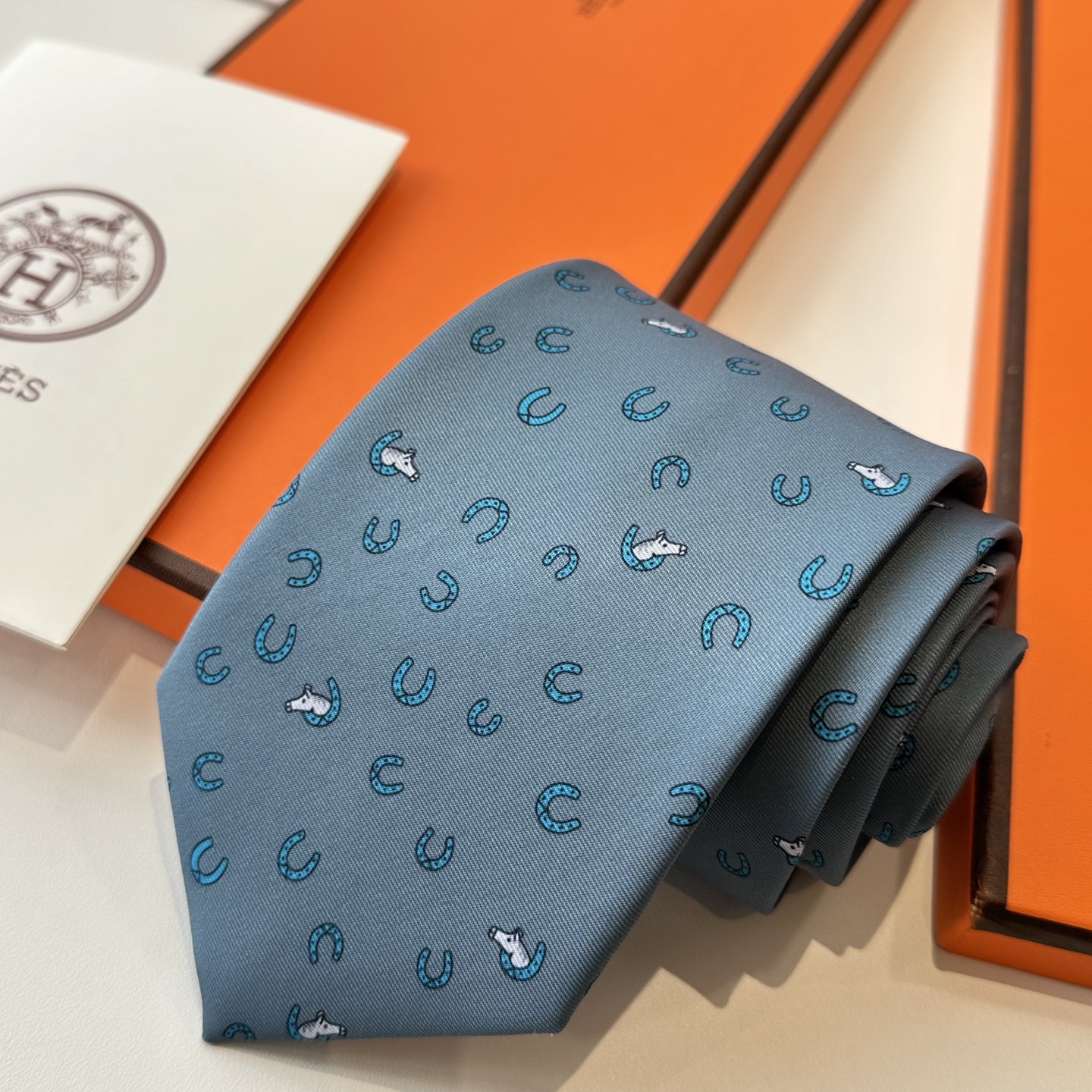 特价特 男士新款印花领带系列【出奇制胜】👔👔，稀有😻😻H家每年都有一千条不同印花的领带面世，从最初的多以