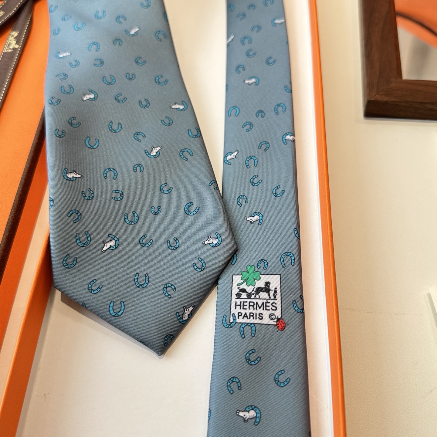 特价特 男士新款印花领带系列【出奇制胜】👔👔，稀有😻😻H家每年都有一千条不同印花的领带面世，从最初的多以