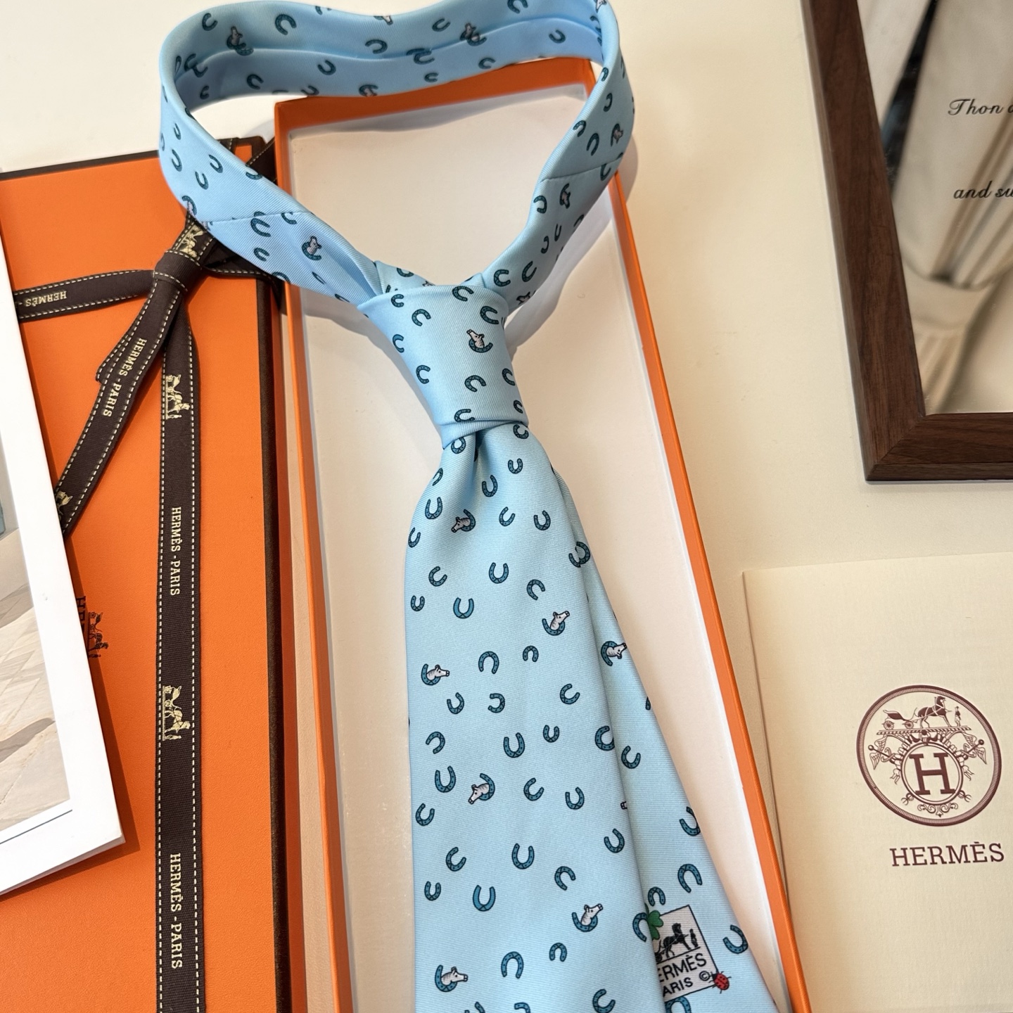 特价特 男士新款印花领带系列【出奇制胜】👔👔，稀有😻😻H家每年都有一千条不同印花的领带面世，从最初的多以