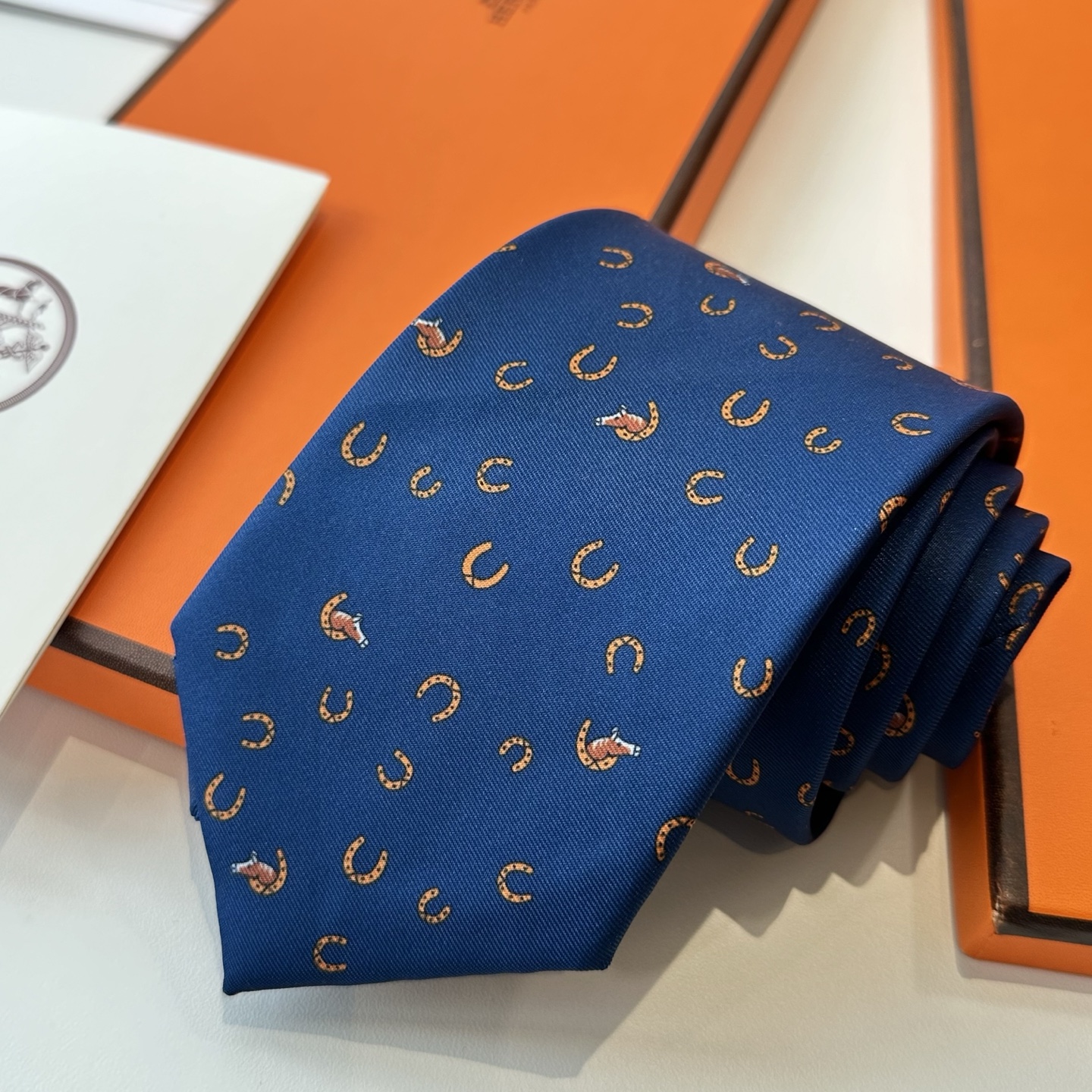特价特 男士新款印花领带系列【出奇制胜】👔👔，稀有😻😻H家每年都有一千条不同印花的领带面世，从最初的多以