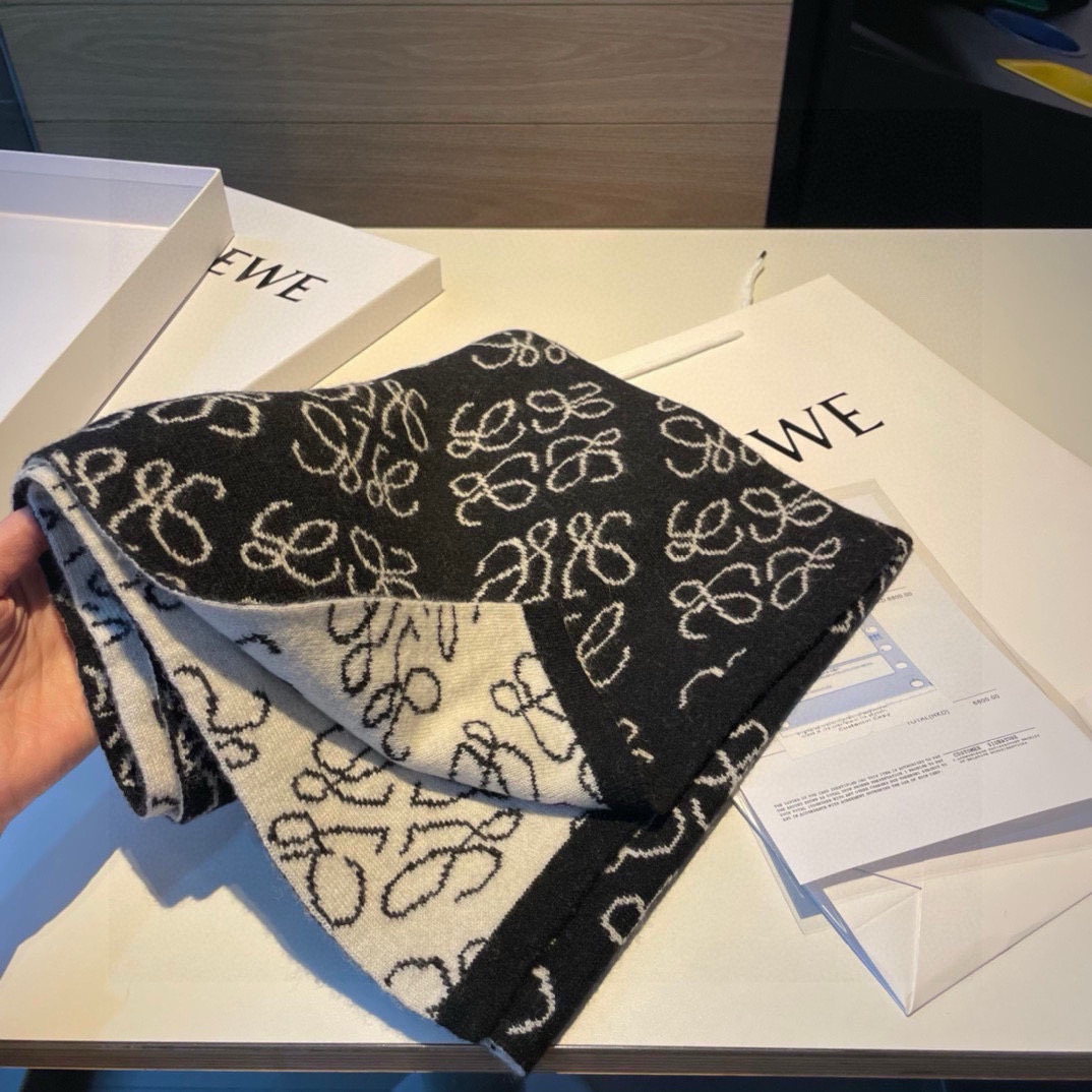 Loewe Loewe 重磅推荐 新款针织围巾 低调的奢侈感