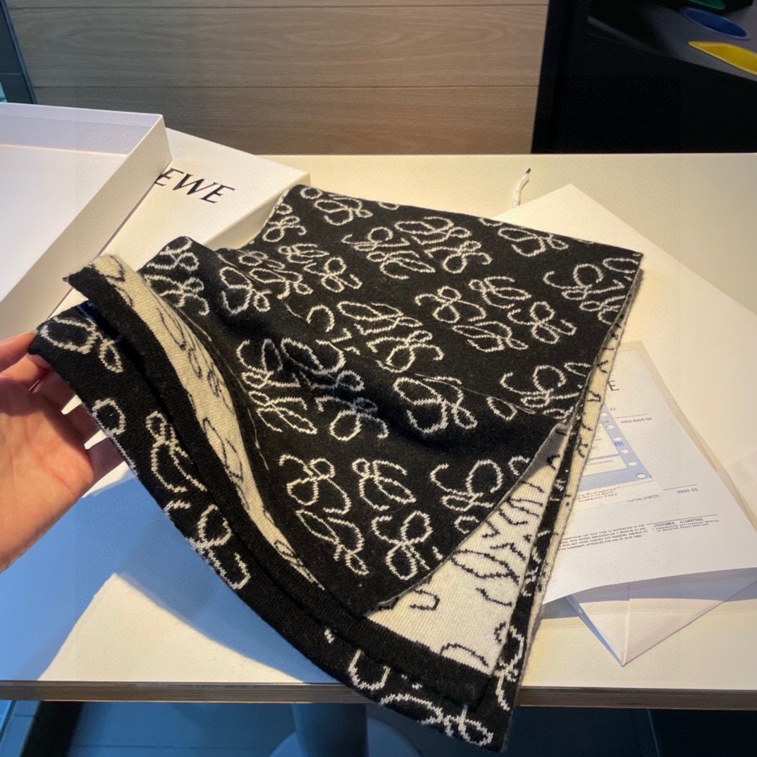 Loewe Loewe 重磅推荐 新款针织围巾 低调的奢侈感
