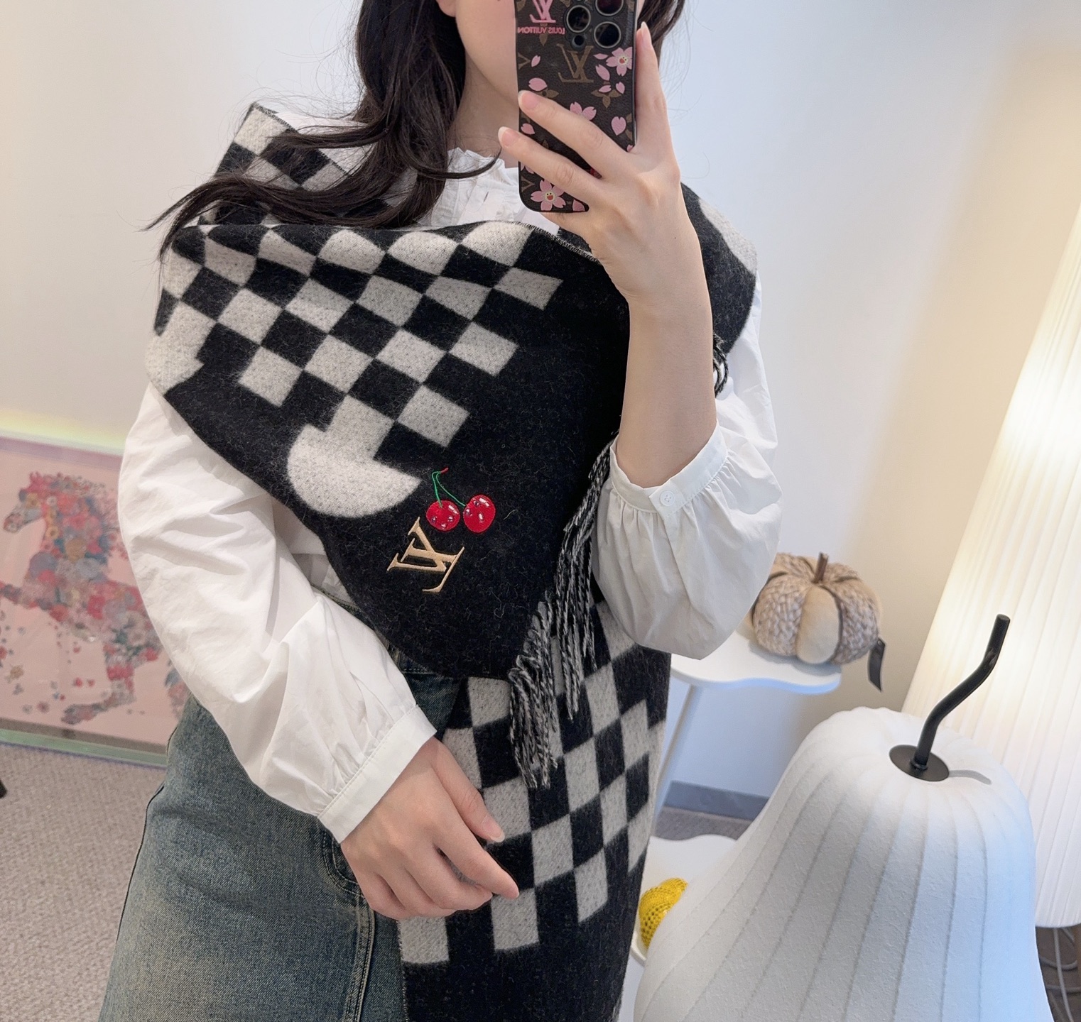 Louis Vuitton 樱桃围巾 的要疯掉了 太有型太有魅力了 非常斯文 的秋冬单品 真的很喜欢 非常Classical的男款设计