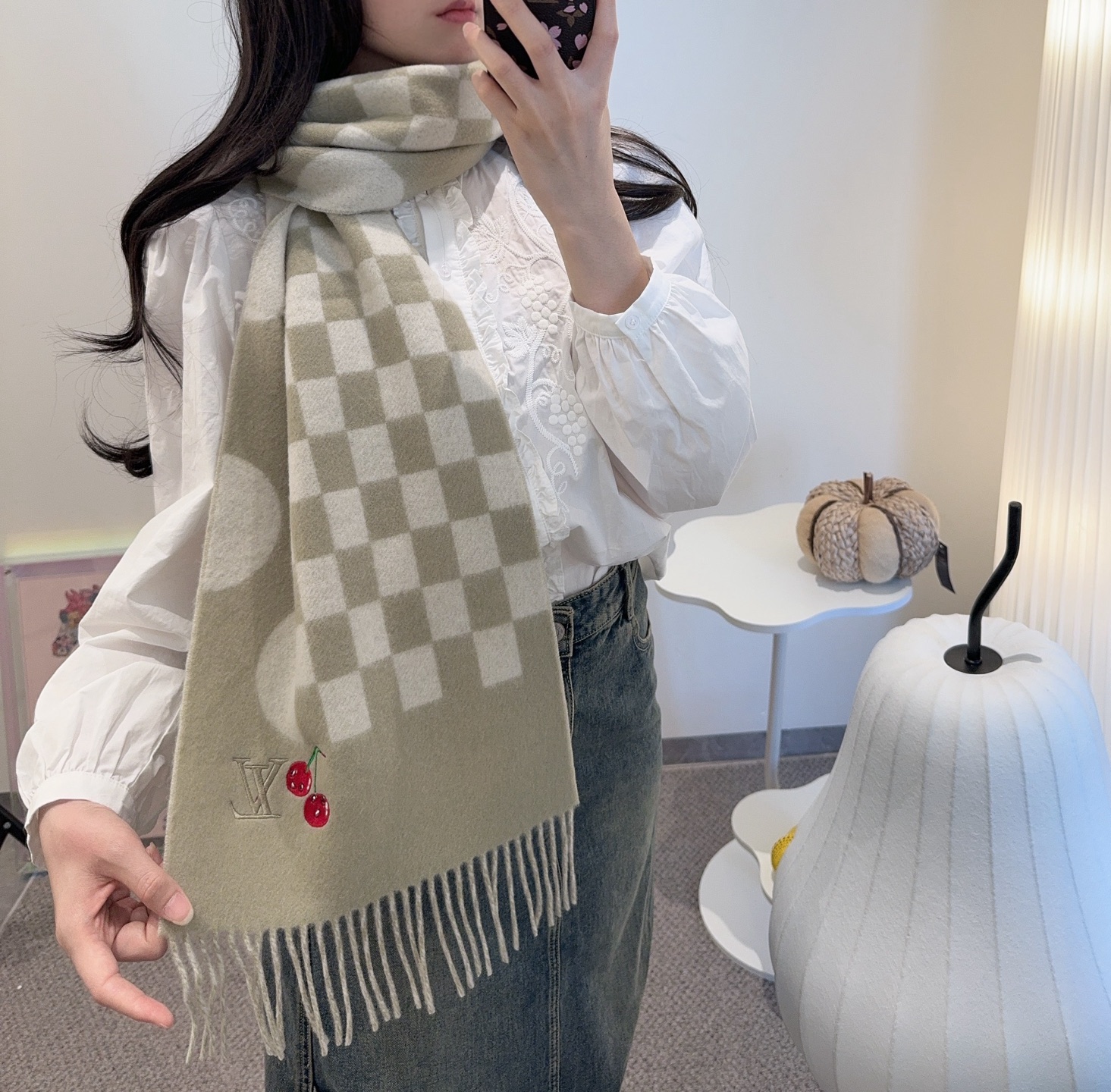 Louis Vuitton 樱桃围巾 的要疯掉了 太有型太有魅力了 非常斯文 的秋冬单品 真的很喜欢 非常Classical的男款设计