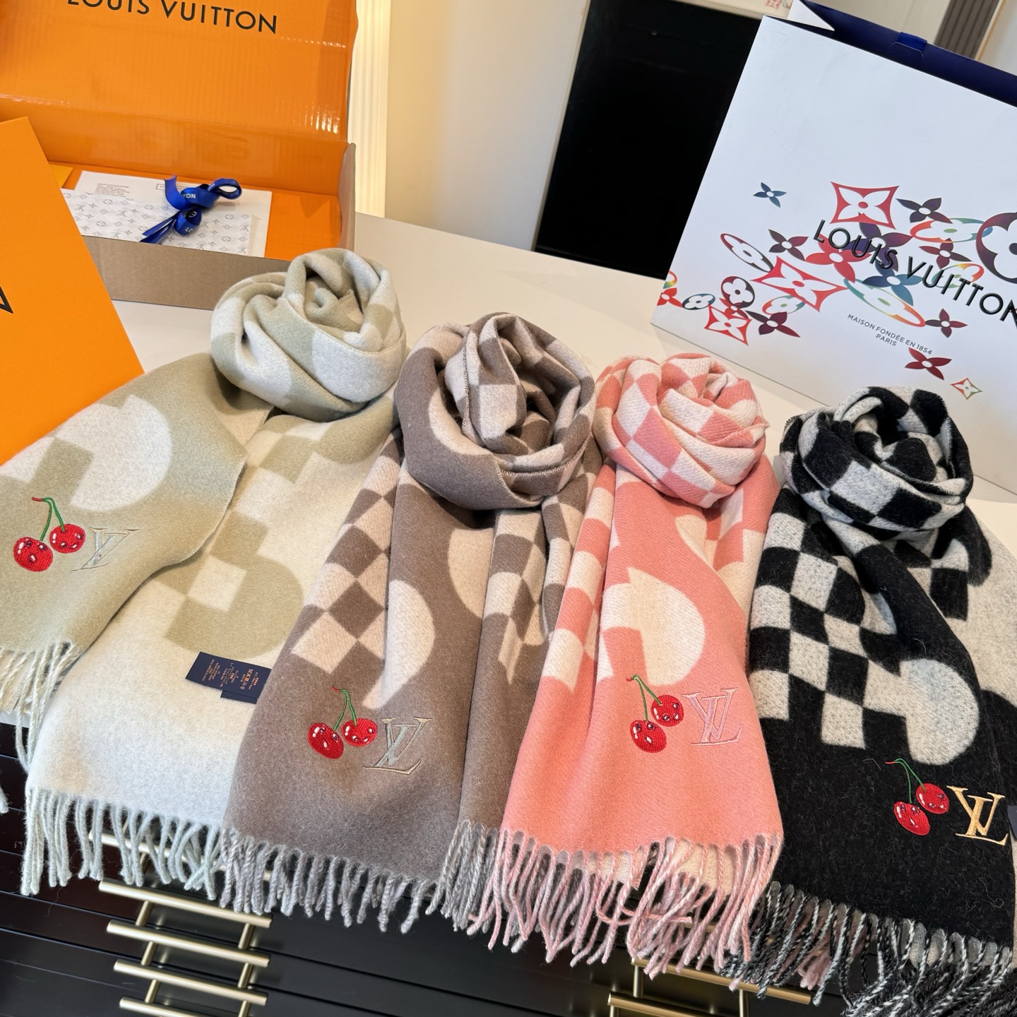 Louis Vuitton 樱桃围巾 的要疯掉了 太有型太有魅力了 非常斯文 的秋冬单品 真的很喜欢 非常Classical的男款设计