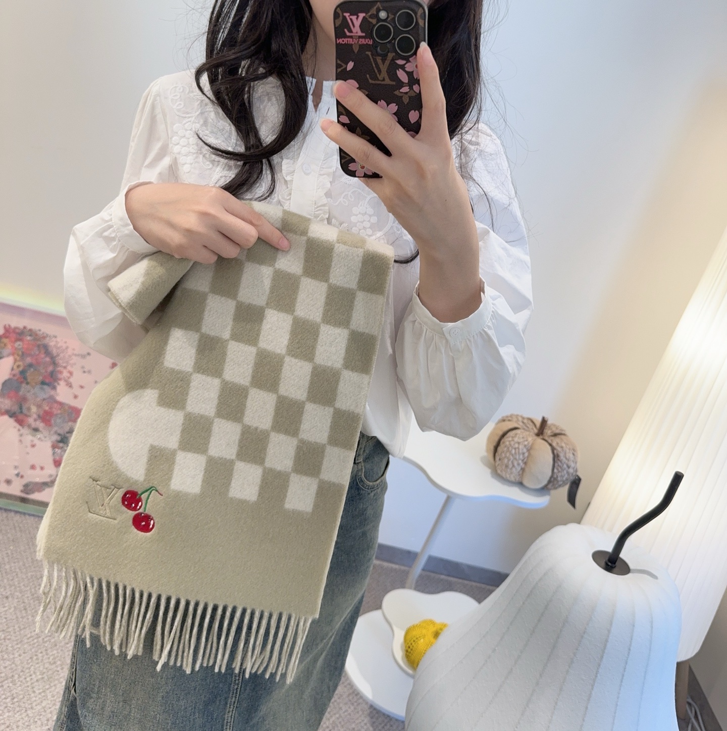 Louis Vuitton 樱桃围巾 的要疯掉了 太有型太有魅力了 非常斯文 的秋冬单品 真的很喜欢 非常Classical的男款设计