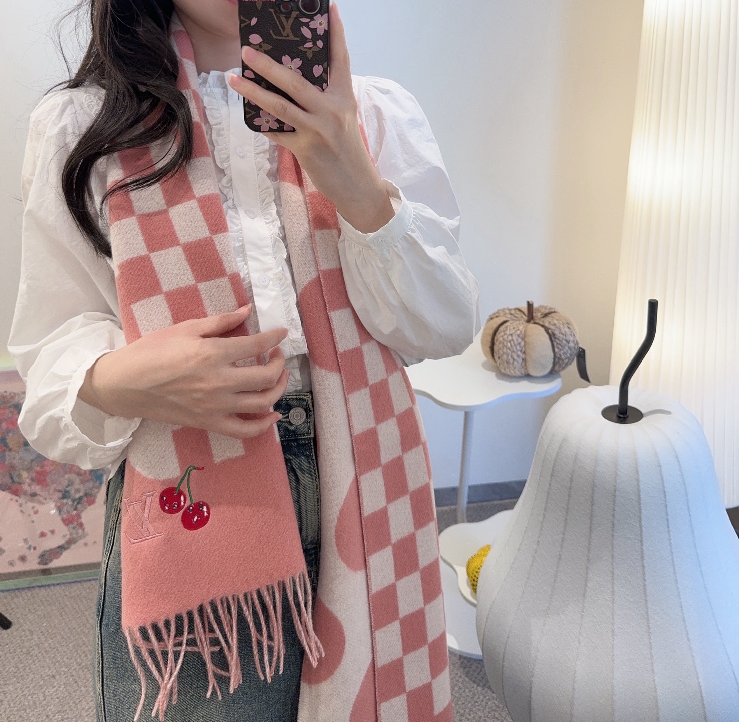 Louis Vuitton 樱桃围巾 的要疯掉了 太有型太有魅力了 非常斯文 的秋冬单品 真的很喜欢 非常Classical的男款设计