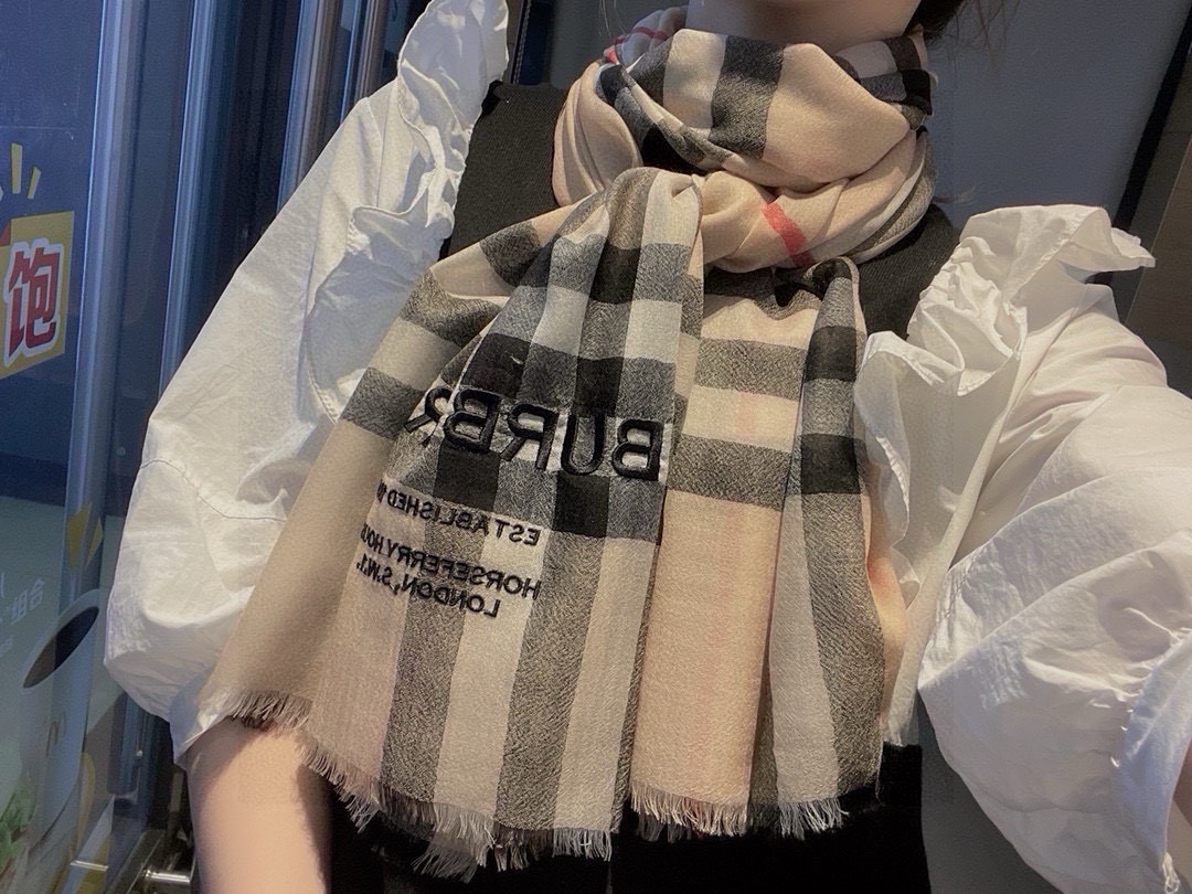 Burberry 巴宝莉羊绒长巾 bur殿堂级御用推荐 出口英国的订单 最新 混纺系列 来的太是时候了 非常适合春秋及空调房