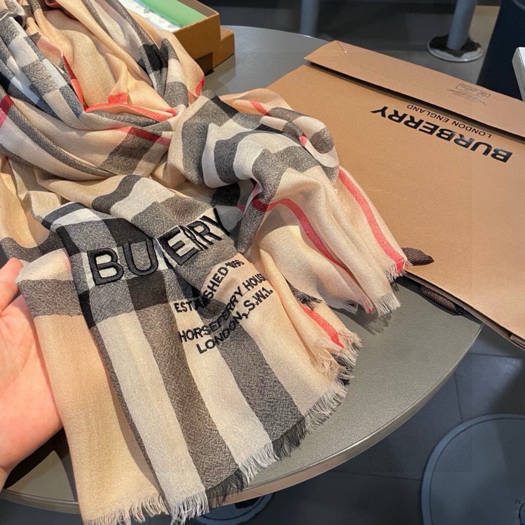 Burberry 巴宝莉羊绒长巾 bur殿堂级御用推荐 出口英国的订单 最新 混纺系列 来的太是时候了 非常适合春秋及空调房