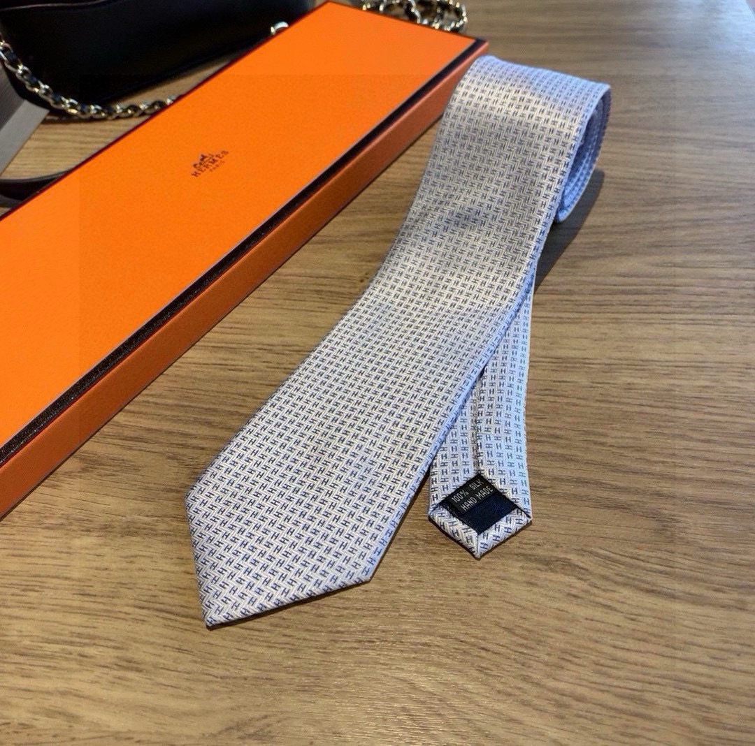 特价 B家专柜同步领带出货啦‼️‼️巴宝莉新款👔👔，稀有😻😻展现精湛手工与时尚优雅的理想选择，这款采用B