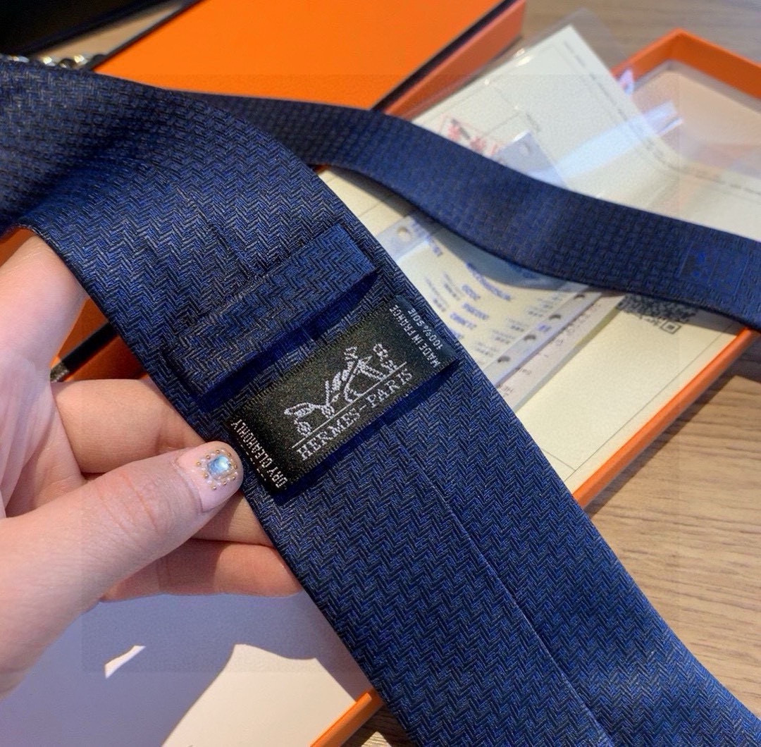 特价 B家专柜同步领带出货啦‼️‼️巴宝莉新款👔👔，稀有😻😻展现精湛手工与时尚优雅的理想选择，这款采用B