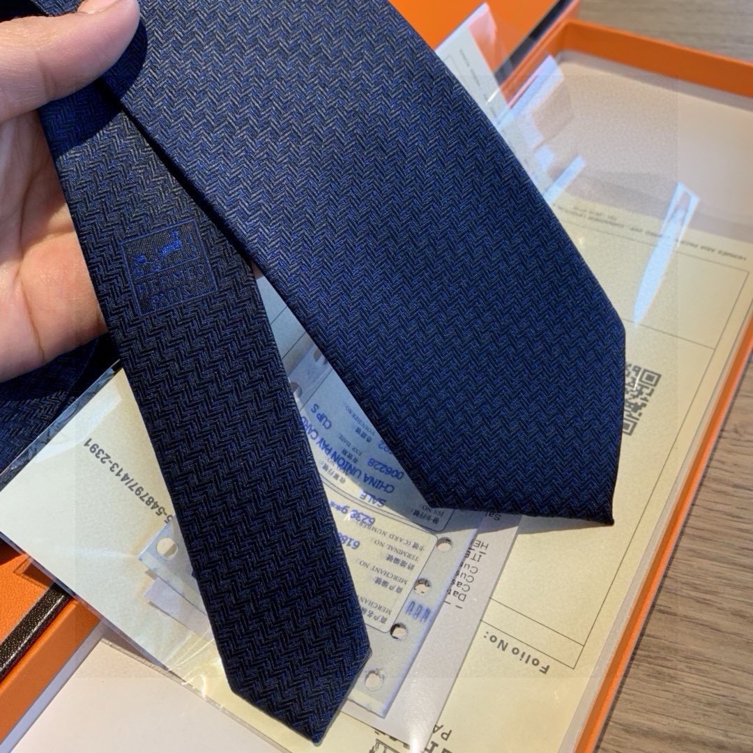 特价 B家专柜同步领带出货啦‼️‼️巴宝莉新款👔👔，稀有😻😻展现精湛手工与时尚优雅的理想选择，这款采用B
