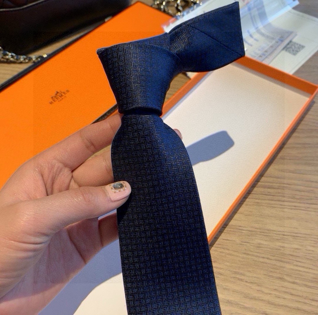 特价 B家专柜同步领带出货啦‼️‼️巴宝莉新款👔👔，稀有😻😻展现精湛手工与时尚优雅的理想选择，这款采用B