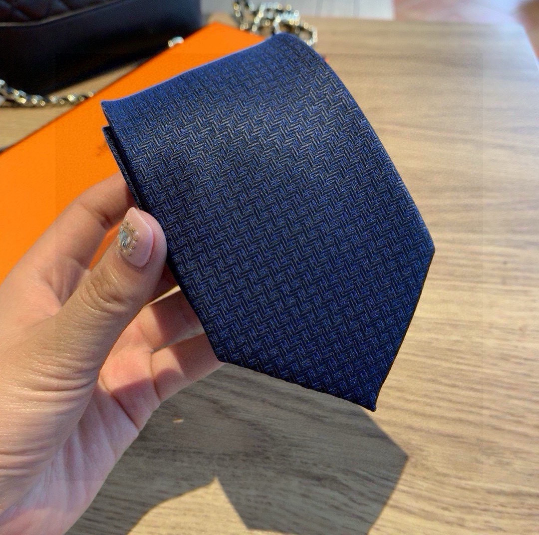 特价 B家专柜同步领带出货啦‼️‼️巴宝莉新款👔👔，稀有😻😻展现精湛手工与时尚优雅的理想选择，这款采用B