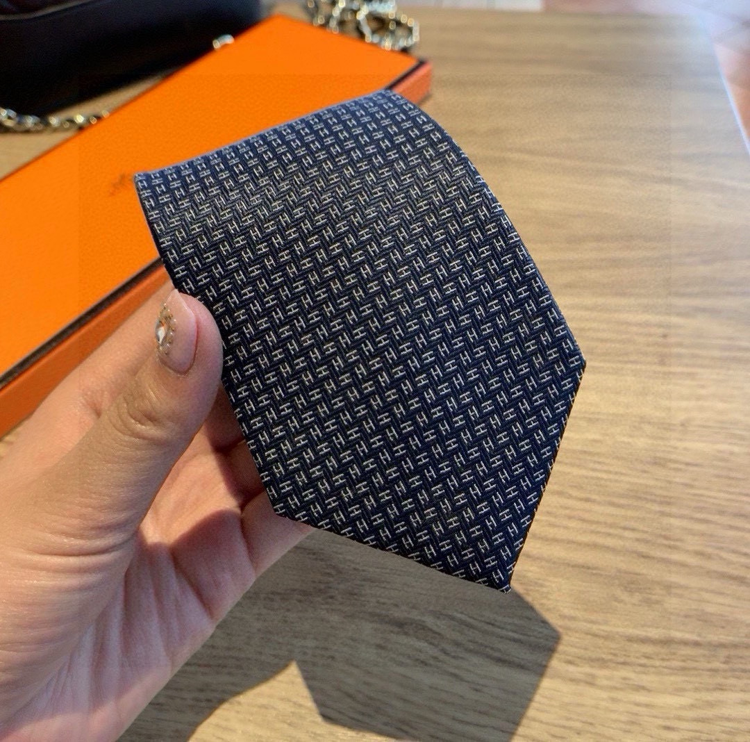 特价 B家专柜同步领带出货啦‼️‼️巴宝莉新款👔👔，稀有😻😻展现精湛手工与时尚优雅的理想选择，这款采用B