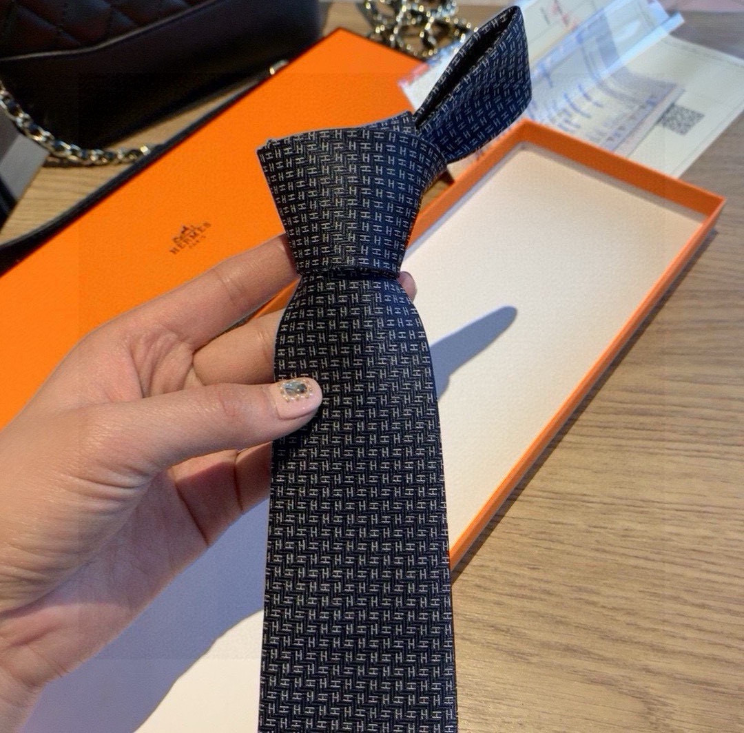 特价 B家专柜同步领带出货啦‼️‼️巴宝莉新款👔👔，稀有😻😻展现精湛手工与时尚优雅的理想选择，这款采用B
