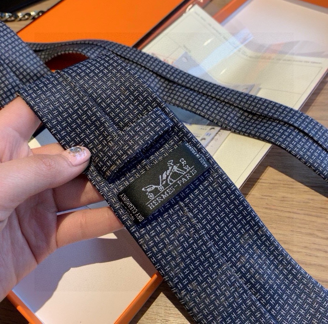 特价 B家专柜同步领带出货啦‼️‼️巴宝莉新款👔👔，稀有😻😻展现精湛手工与时尚优雅的理想选择，这款采用B
