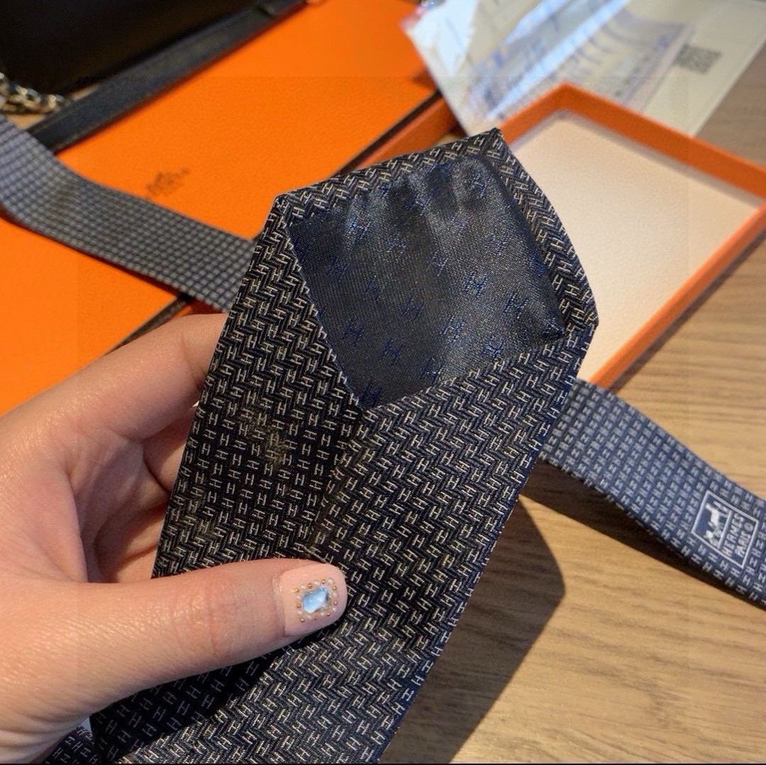 特价 B家专柜同步领带出货啦‼️‼️巴宝莉新款👔👔，稀有😻😻展现精湛手工与时尚优雅的理想选择，这款采用B