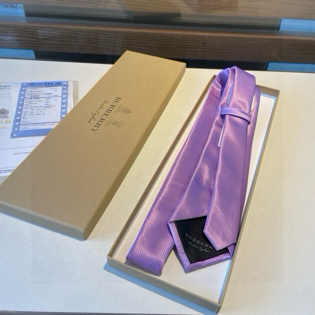 特价  B家专柜同步领带出货啦‼️‼️巴宝莉新款👔👔，稀有😻😻展现精湛手工与时尚优雅的理想选择，这款采用
