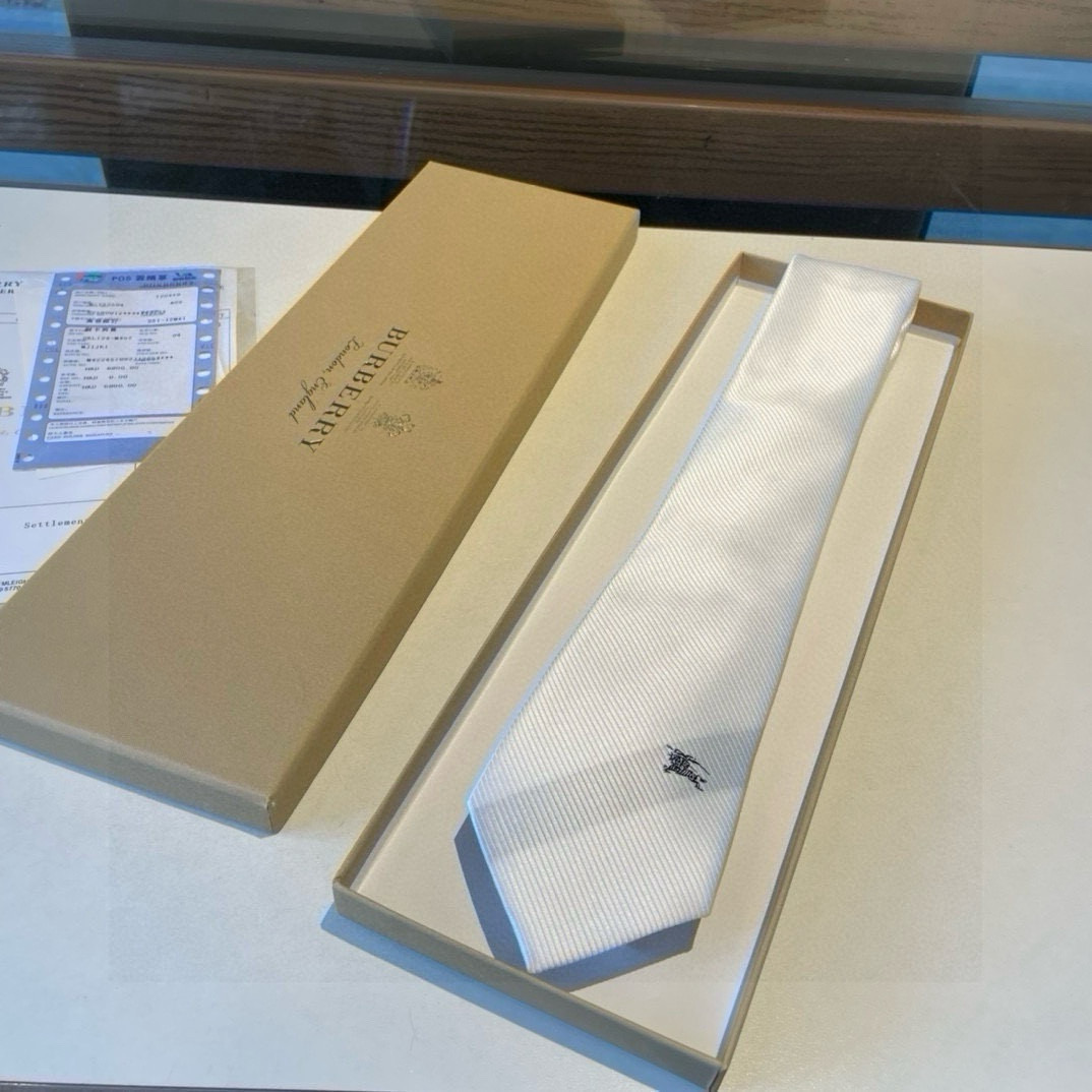 特价  B家专柜同步领带出货啦‼️‼️巴宝莉新款👔👔，稀有😻😻展现精湛手工与时尚优雅的理想选择，这款采用