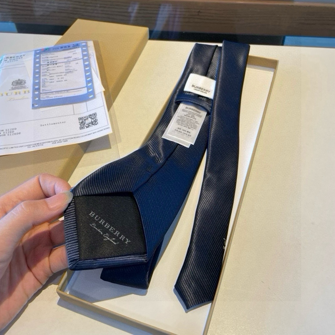 特价  B家专柜同步领带出货啦‼️‼️巴宝莉新款👔👔，稀有😻😻展现精湛手工与时尚优雅的理想选择，这款采用