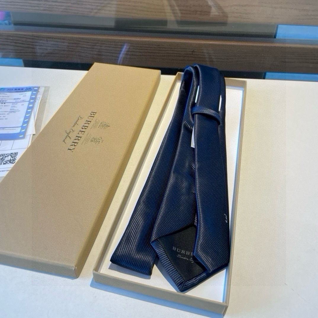 特价  B家专柜同步领带出货啦‼️‼️巴宝莉新款👔👔，稀有😻😻展现精湛手工与时尚优雅的理想选择，这款采用