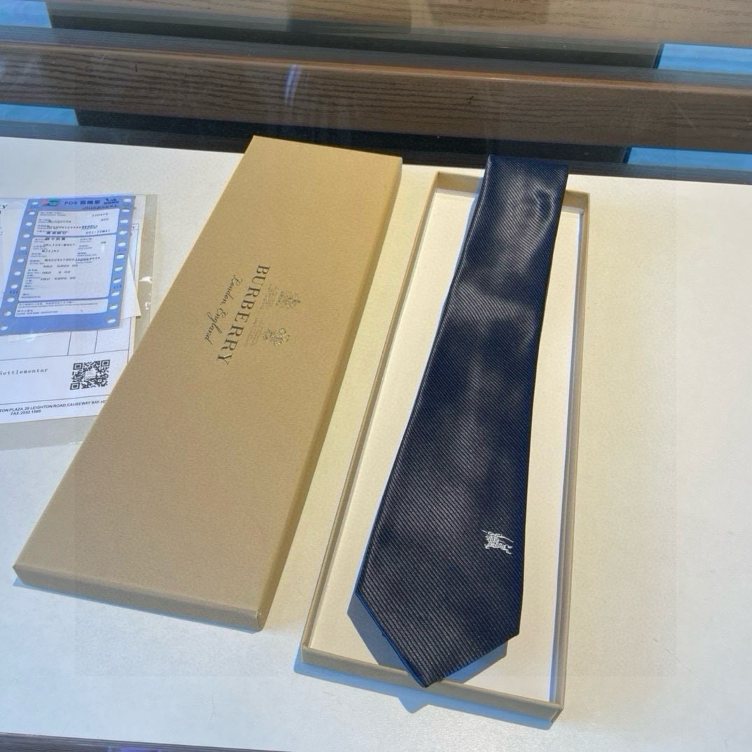 特价  B家专柜同步领带出货啦‼️‼️巴宝莉新款👔👔，稀有😻😻展现精湛手工与时尚优雅的理想选择，这款采用