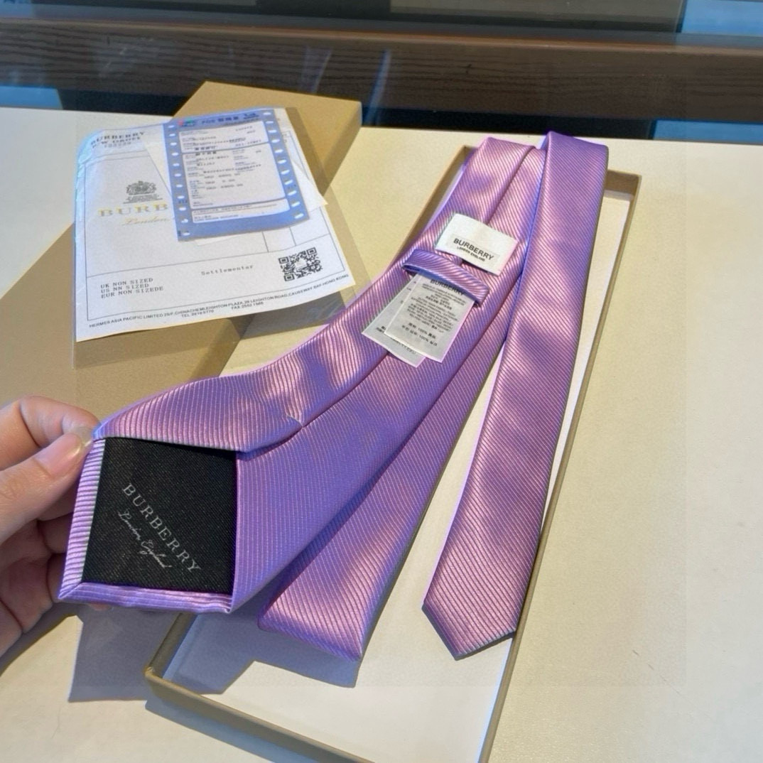 特价  B家专柜同步领带出货啦‼️‼️巴宝莉新款👔👔，稀有😻😻展现精湛手工与时尚优雅的理想选择，这款采用