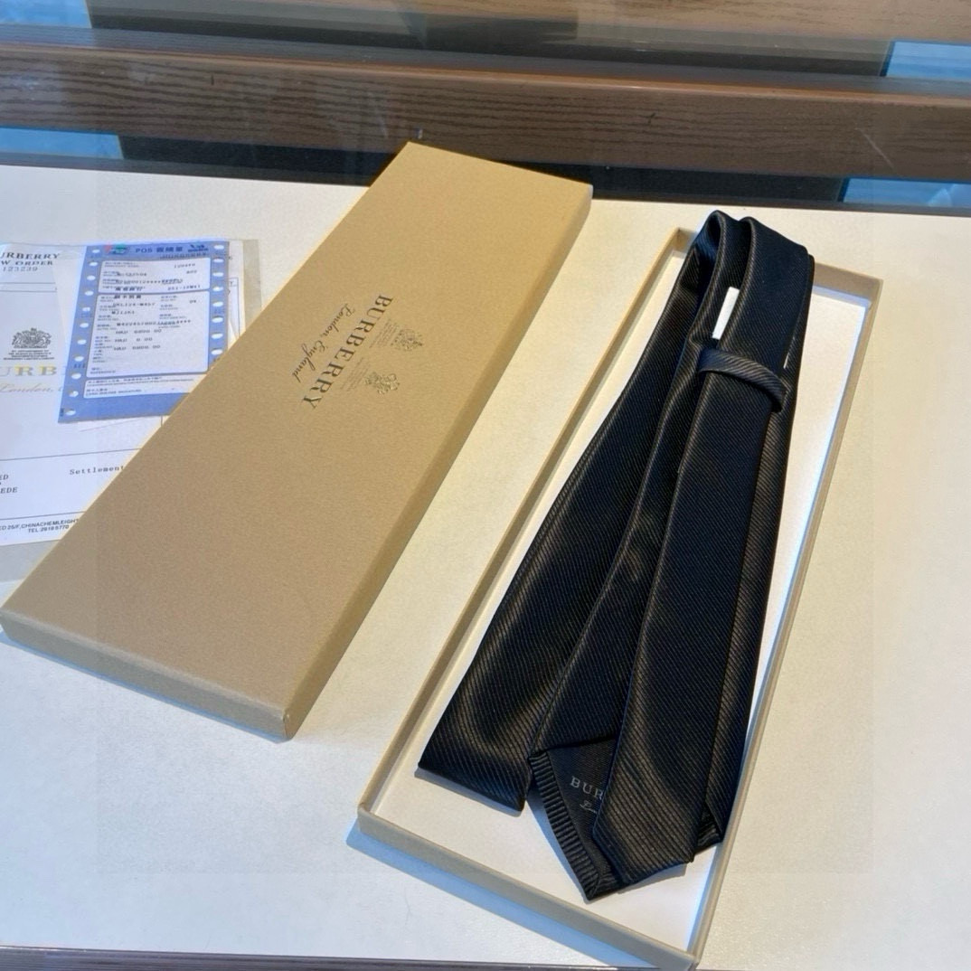 特价  B家专柜同步领带出货啦‼️‼️巴宝莉新款👔👔，稀有😻😻展现精湛手工与时尚优雅的理想选择，这款采用