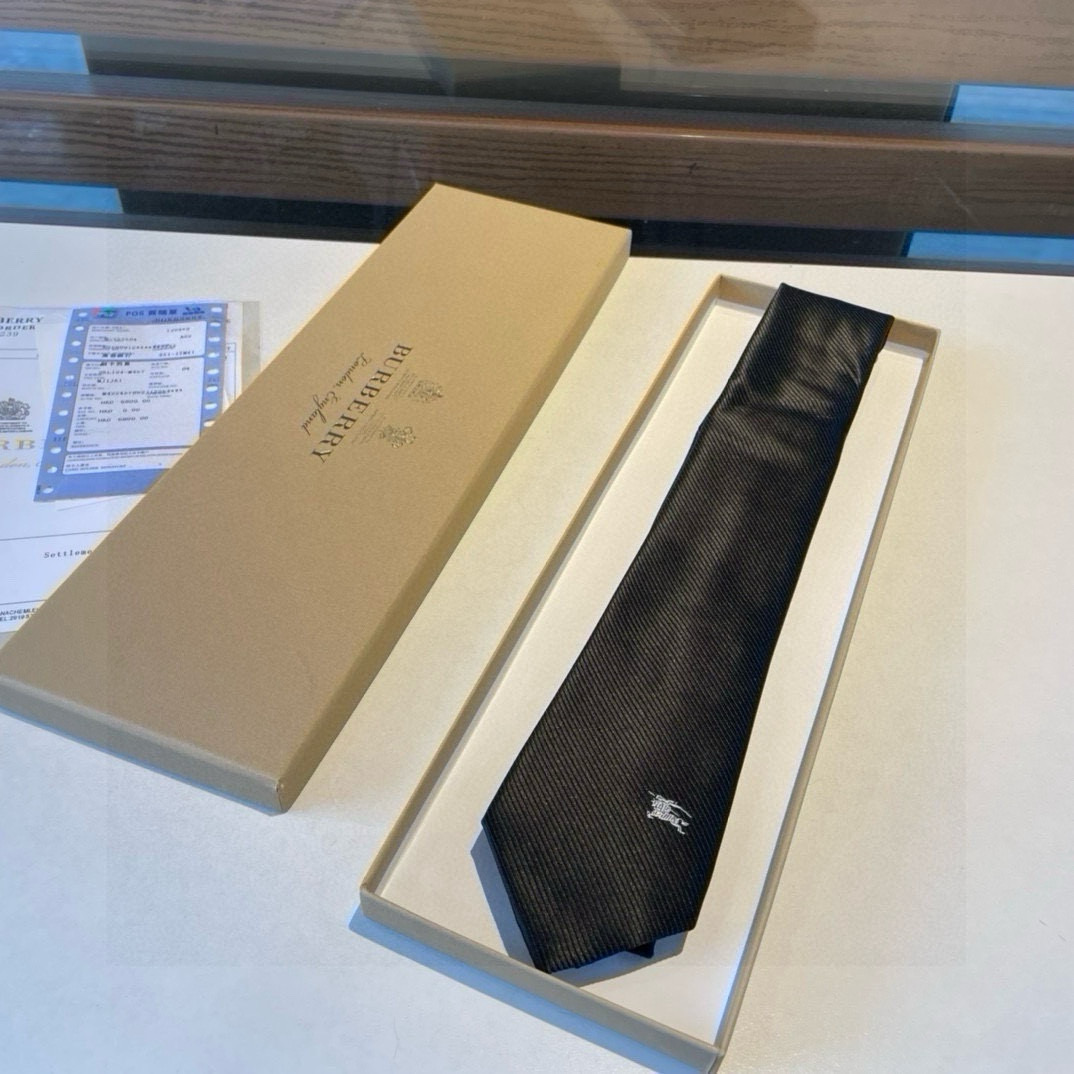 特价  B家专柜同步领带出货啦‼️‼️巴宝莉新款👔👔，稀有😻😻展现精湛手工与时尚优雅的理想选择，这款采用
