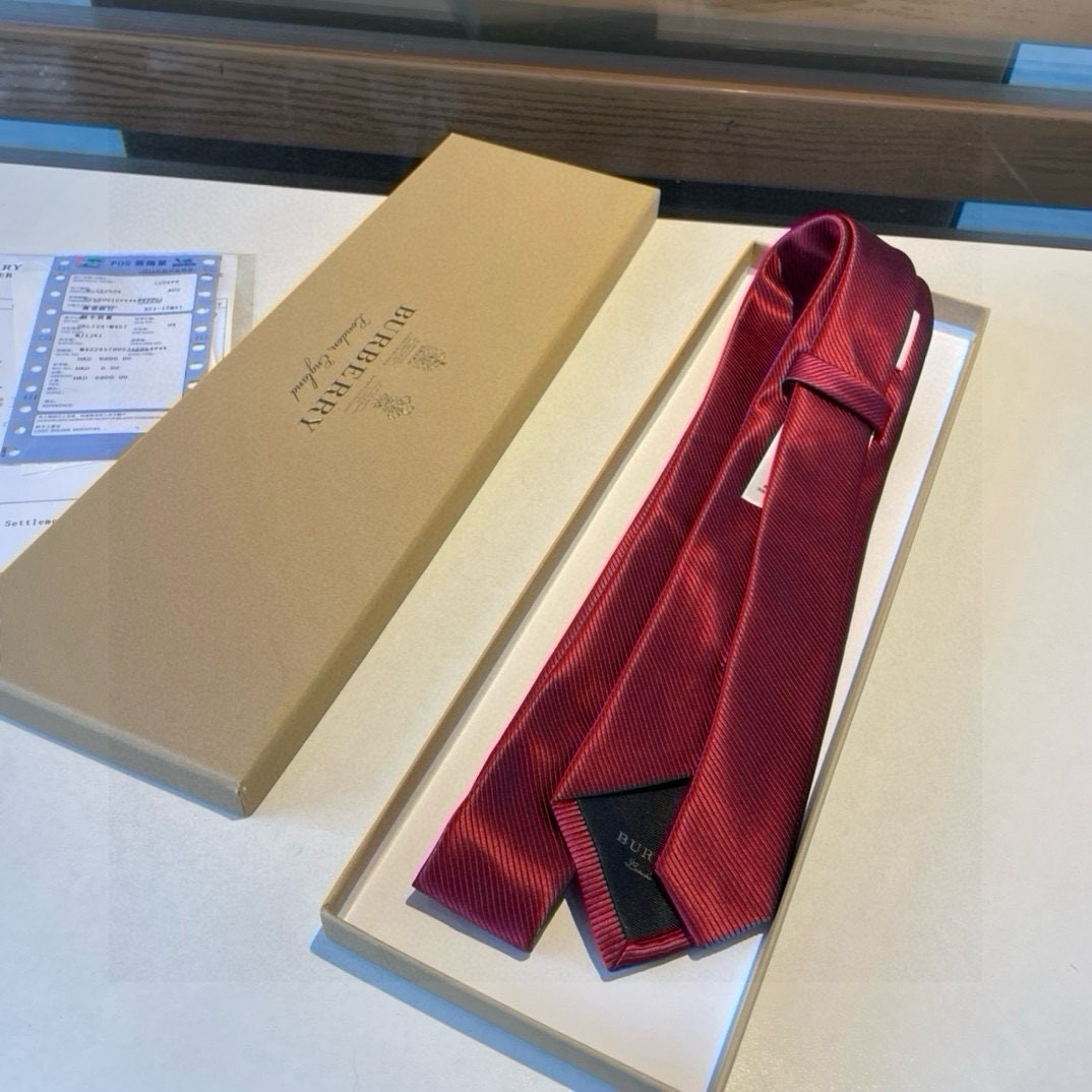 特价  B家专柜同步领带出货啦‼️‼️巴宝莉新款👔👔，稀有😻😻展现精湛手工与时尚优雅的理想选择，这款采用