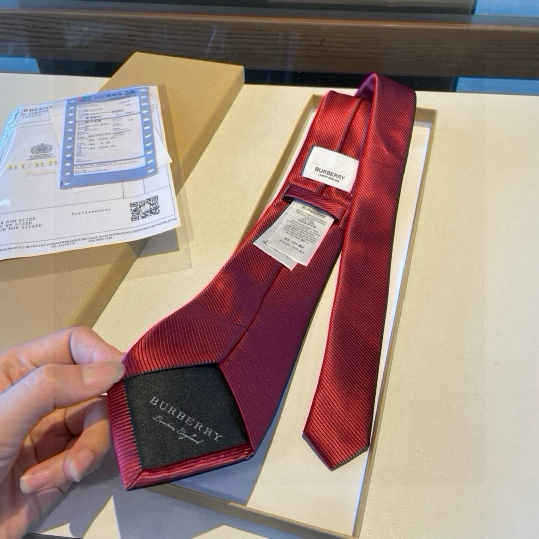 特价  B家专柜同步领带出货啦‼️‼️巴宝莉新款👔👔，稀有😻😻展现精湛手工与时尚优雅的理想选择，这款采用