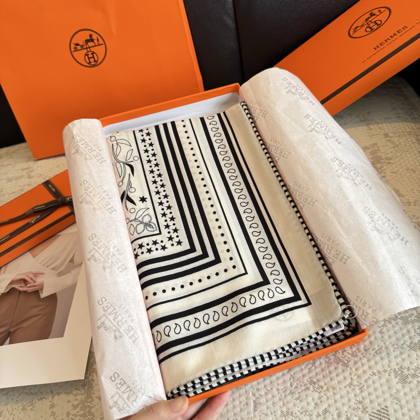 双面同色丝绒尺寸：135×135cm材质：30真丝70羊绒爱马仕的“亚马逊庆典”图案丝巾的设计灵感来源于