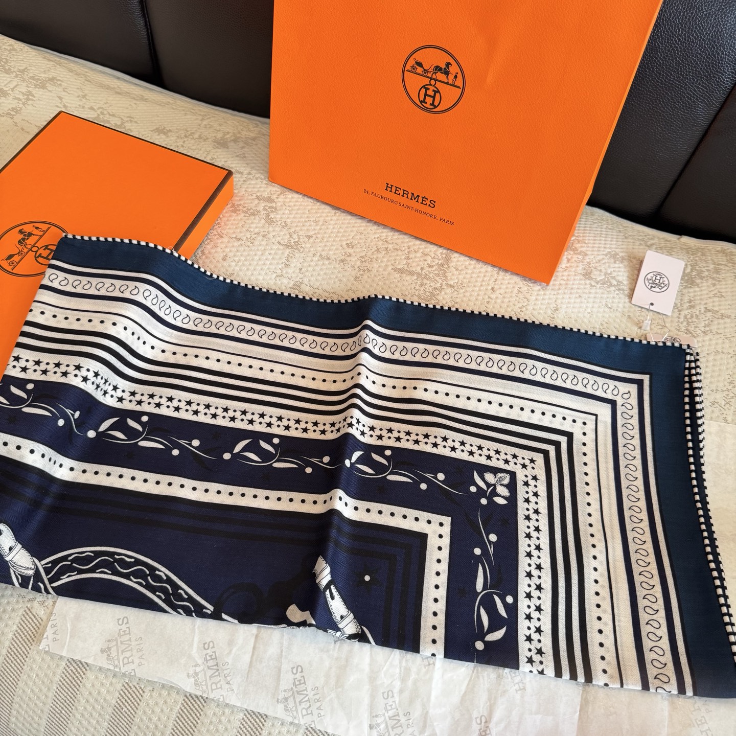 双面同色丝绒尺寸：135×135cm材质：30真丝70羊绒爱马仕的“亚马逊庆典”图案丝巾的设计灵感来源于