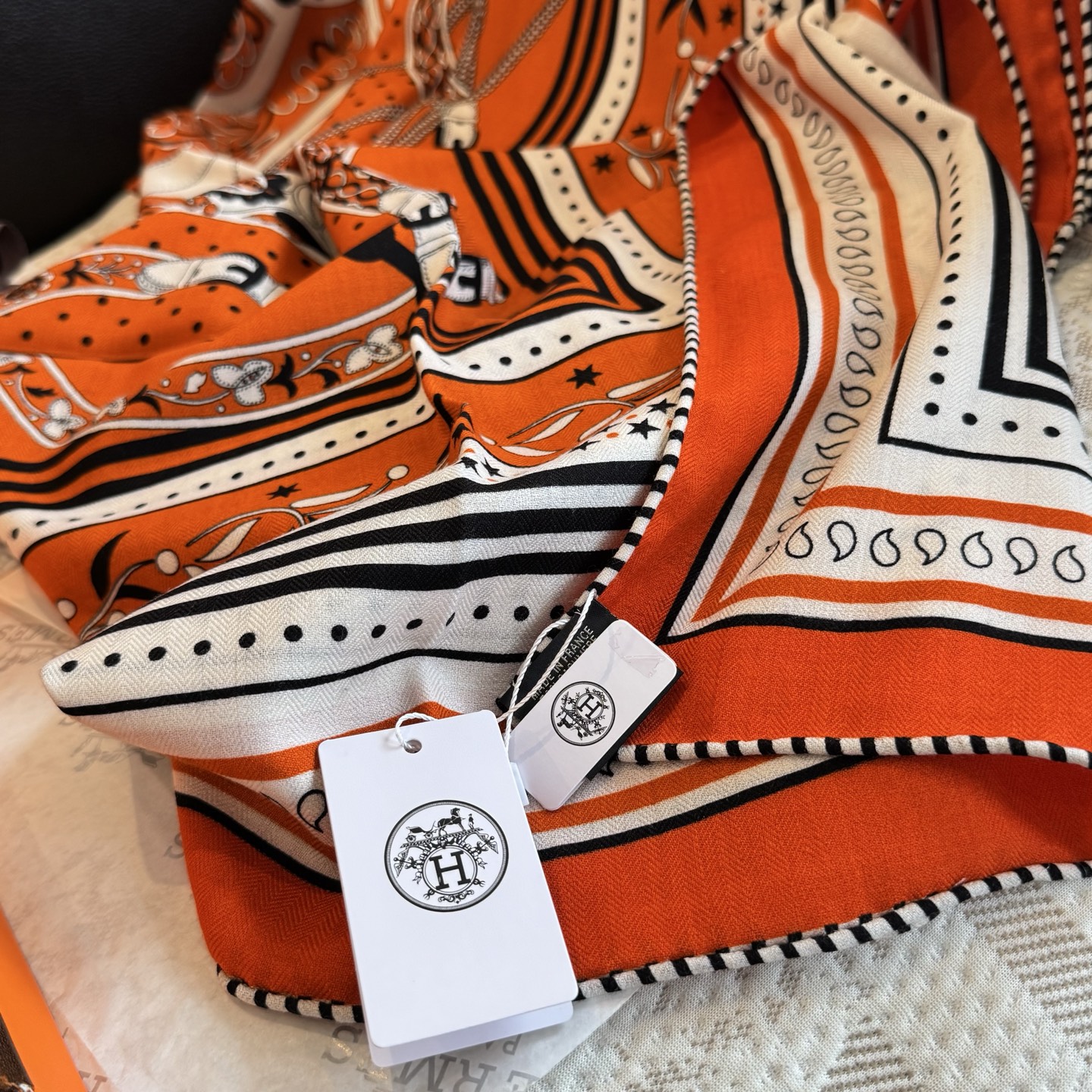 双面同色丝绒尺寸：135×135cm材质：30真丝70羊绒爱马仕的“亚马逊庆典”图案丝巾的设计灵感来源于