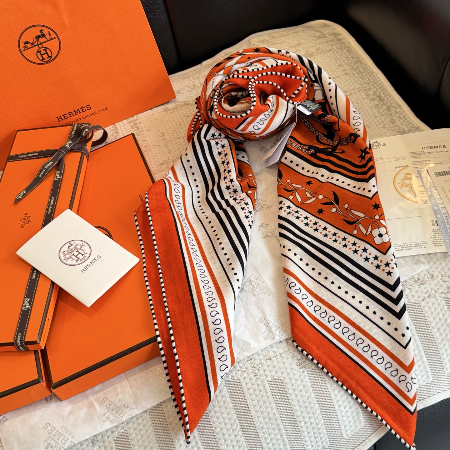 双面同色丝绒尺寸：135×135cm材质：30真丝70羊绒爱马仕的“亚马逊庆典”图案丝巾的设计灵感来源于