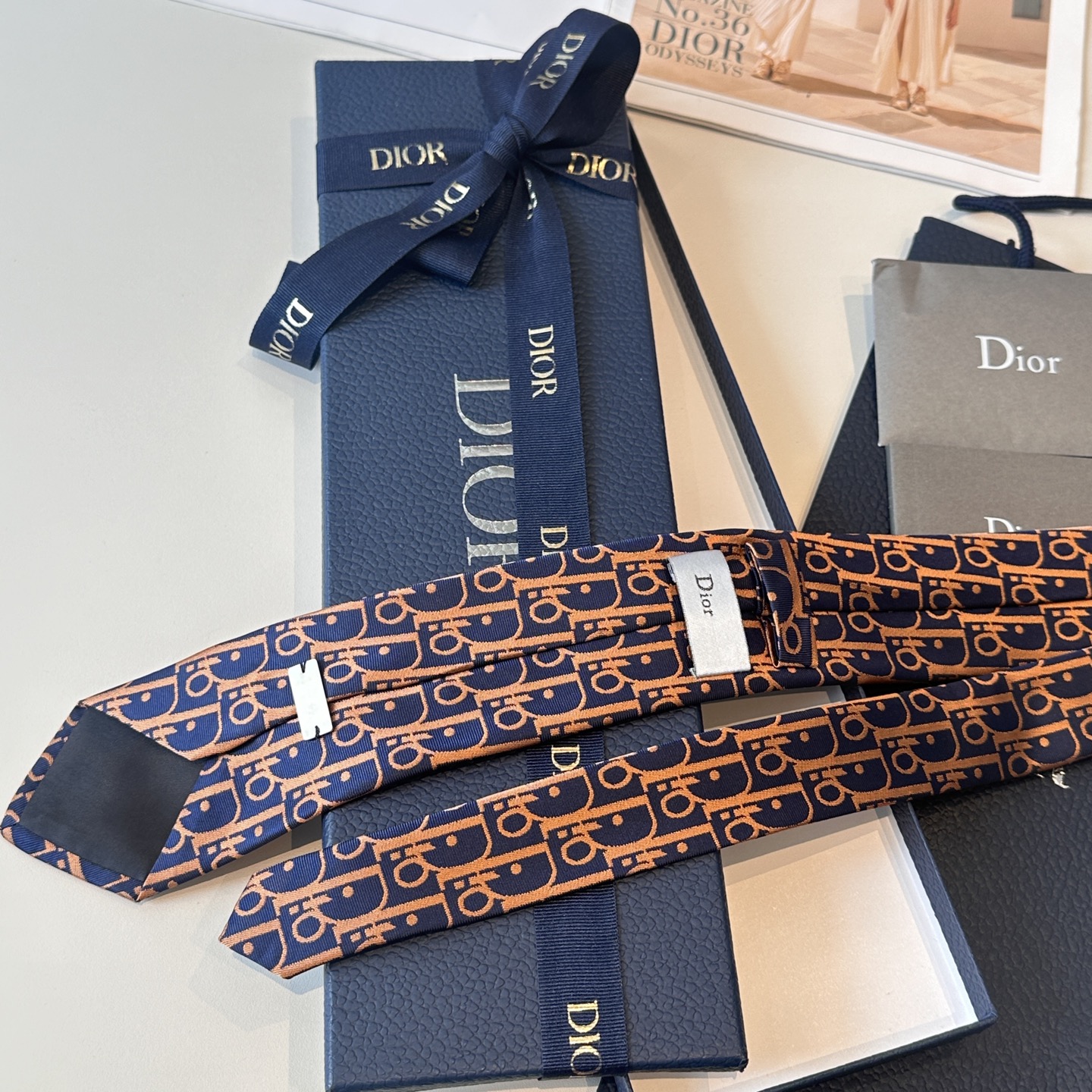 特价特👏👏Dior家款新领带 👔👔Dior男士CD提领花带 稀有😻😻展现精湛工手与时尚优雅理的想选择，这