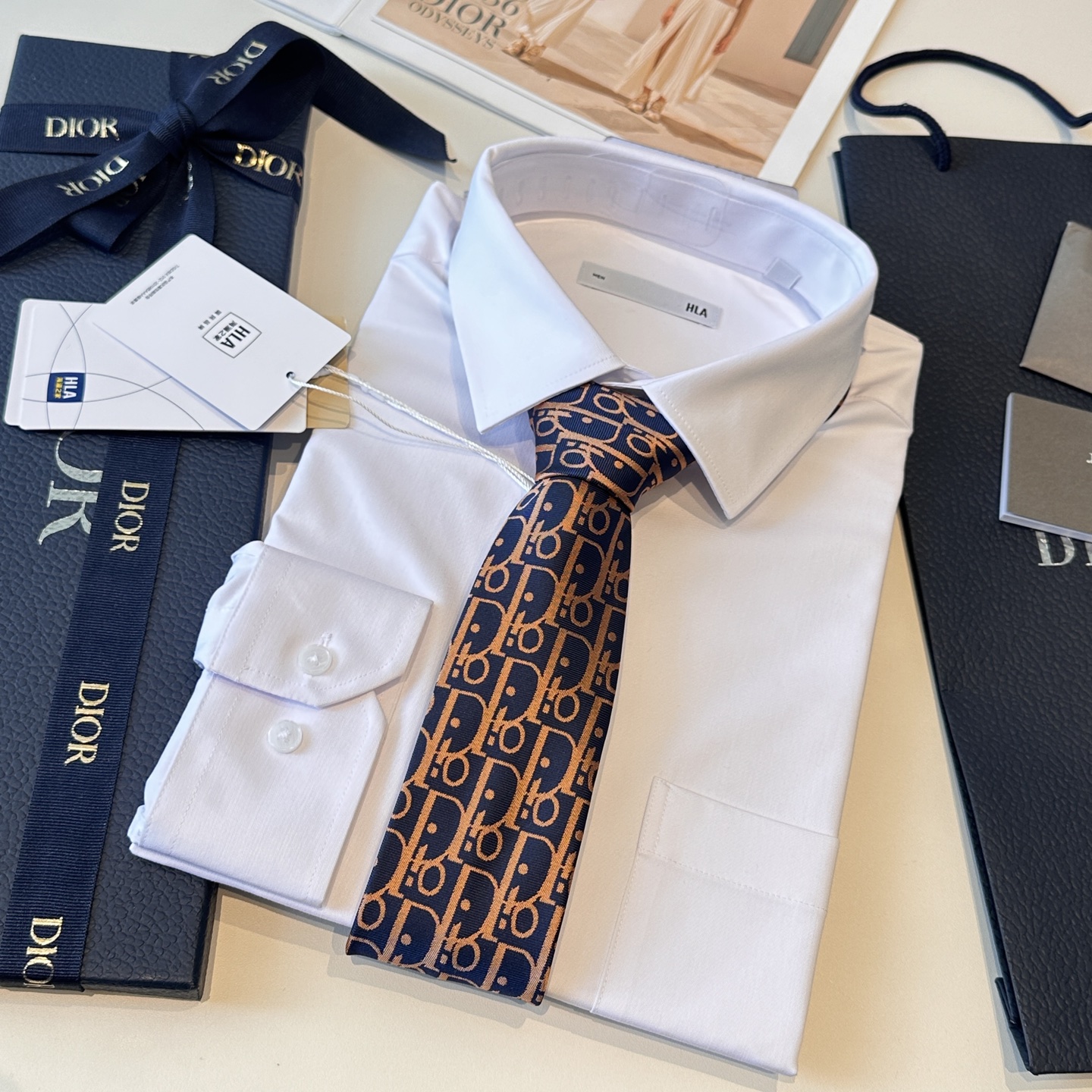 特价特👏👏Dior家款新领带 👔👔Dior男士CD提领花带 稀有😻😻展现精湛工手与时尚优雅理的想选择，这