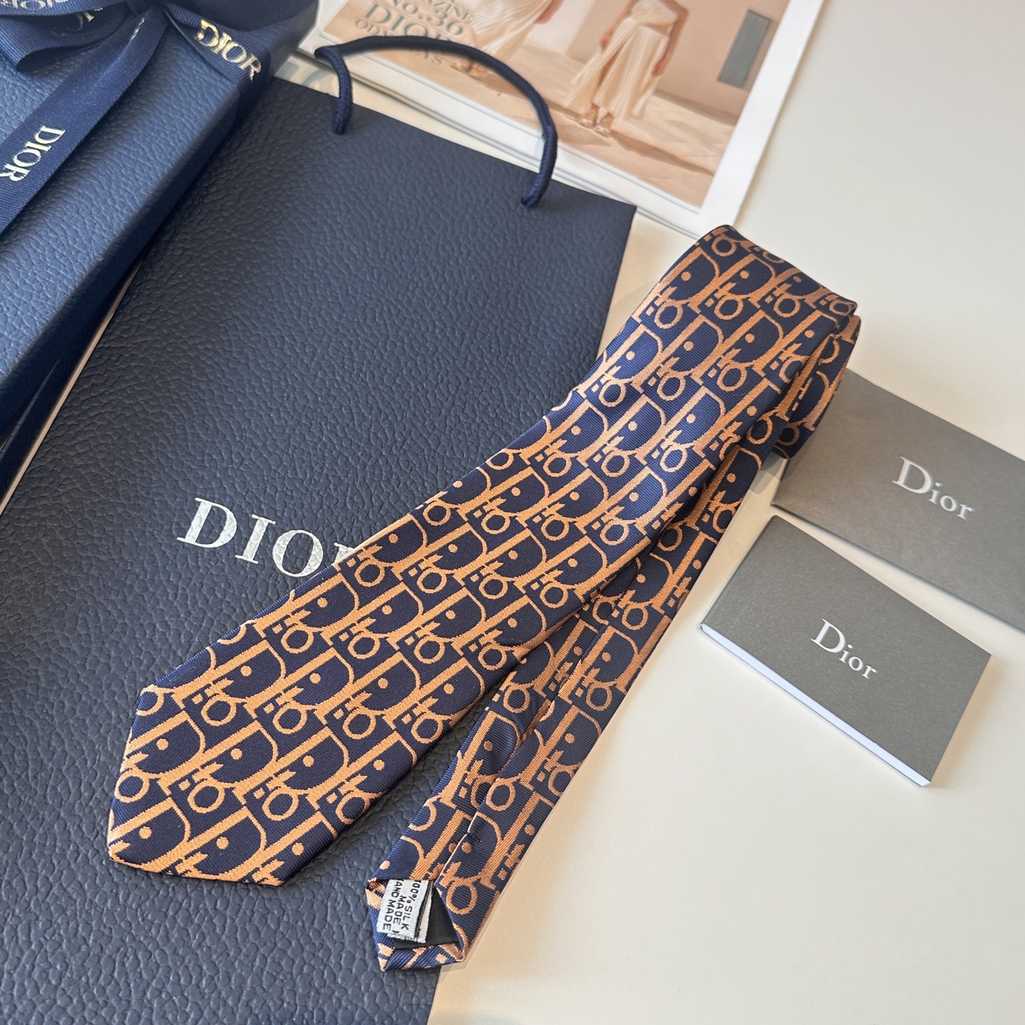 特价特👏👏Dior家款新领带 👔👔Dior男士CD提领花带 稀有😻😻展现精湛工手与时尚优雅理的想选择，这