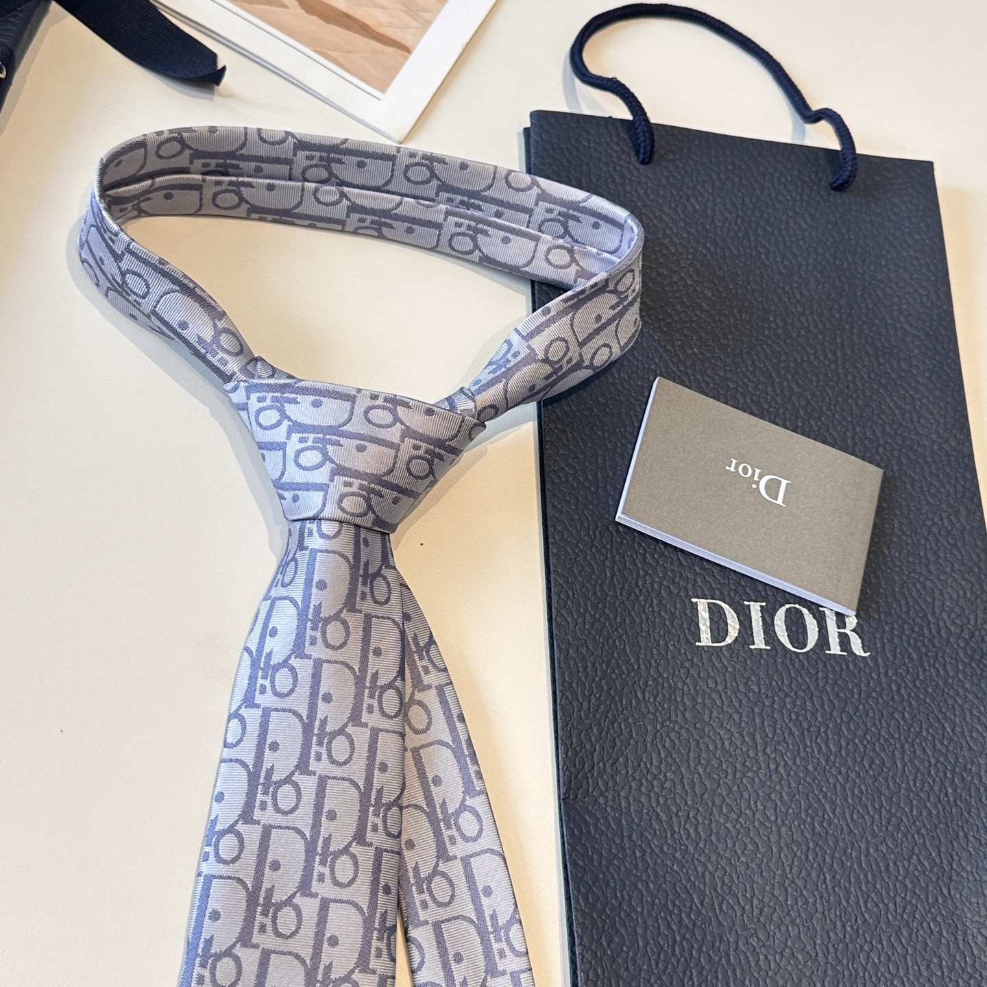 特价特👏👏Dior家款新领带 👔👔Dior男士CD提领花带 稀有😻😻展现精湛工手与时尚优雅理的想选择，这