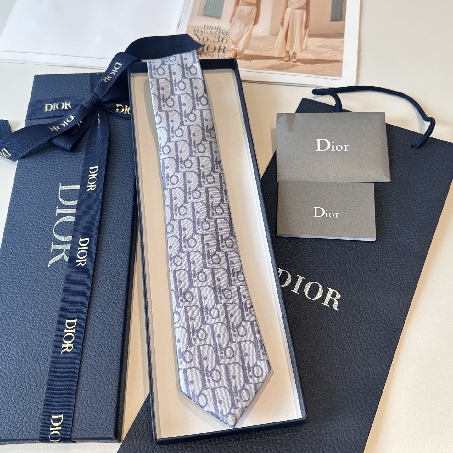 特价特👏👏Dior家款新领带 👔👔Dior男士CD提领花带 稀有😻😻展现精湛工手与时尚优雅理的想选择，这
