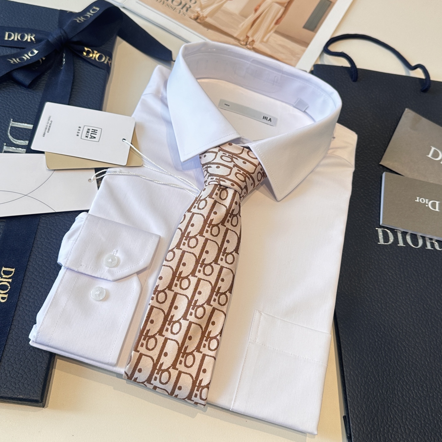 特价特👏👏Dior家款新领带 👔👔Dior男士CD提领花带 稀有😻😻展现精湛工手与时尚优雅理的想选择，这
